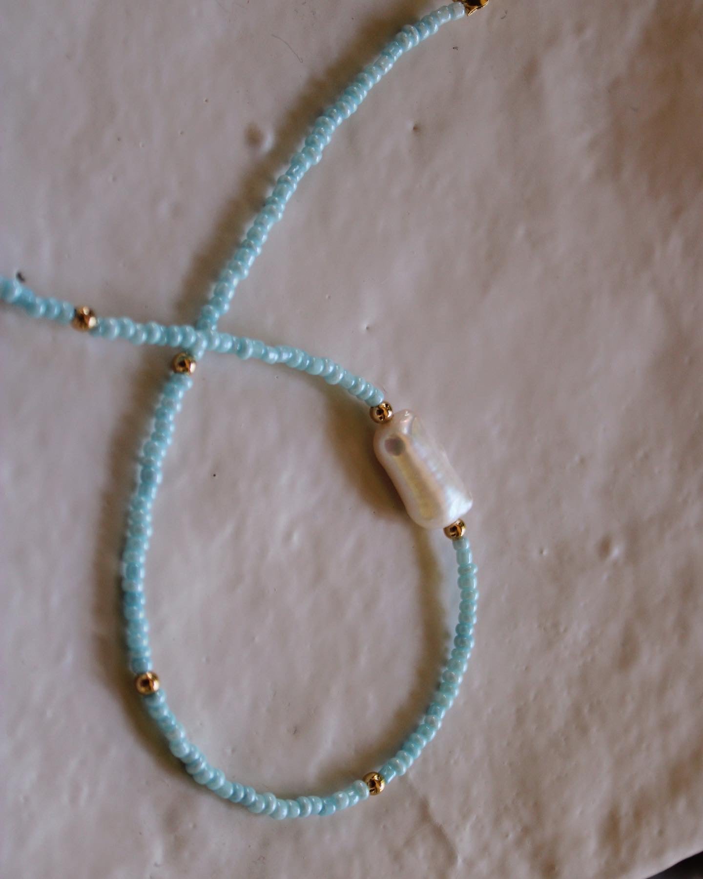 Collar celeste perla alargada