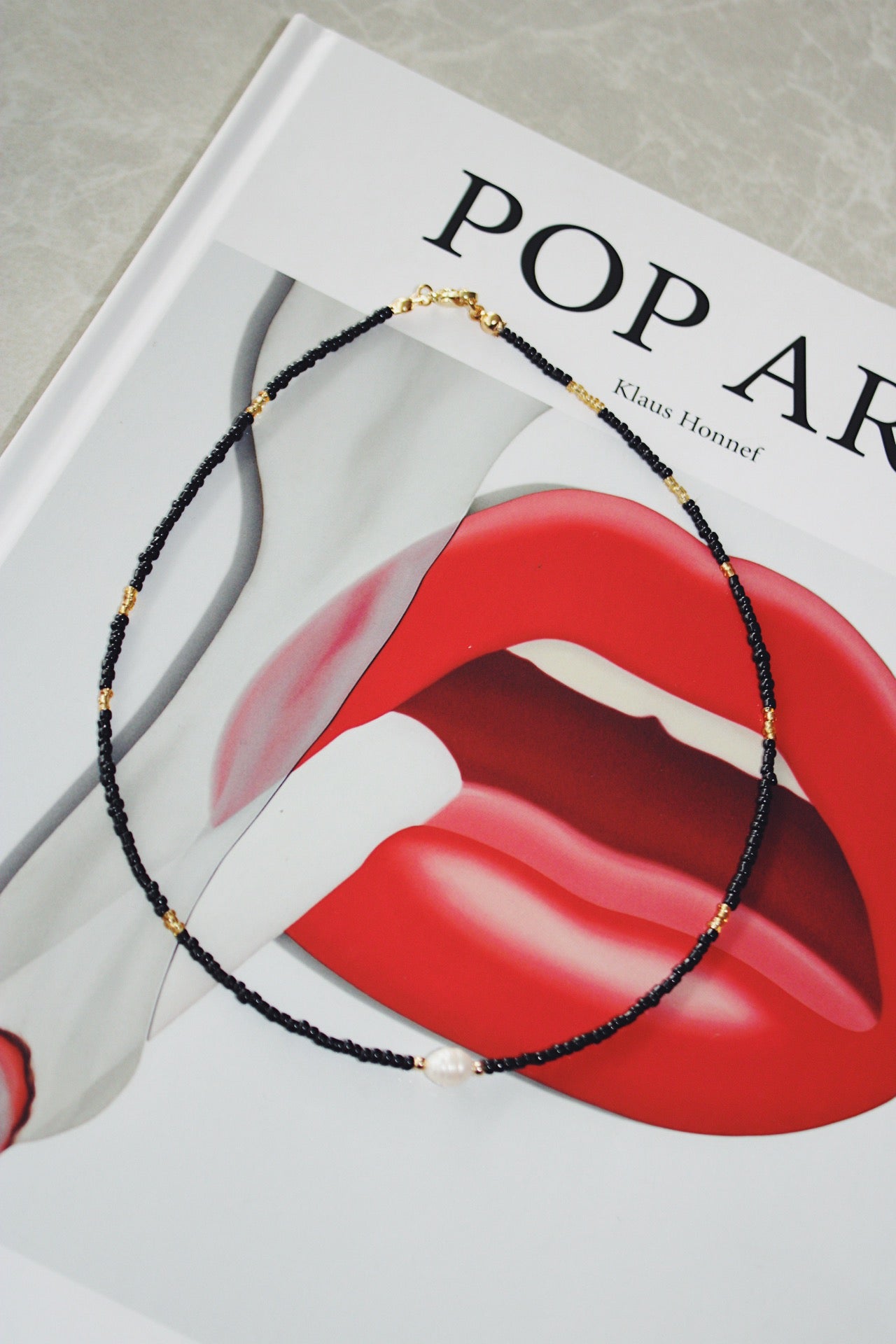 Collar negro con perla de río