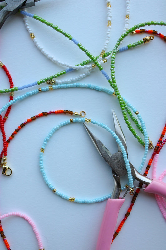 Collar celeste mostacillas