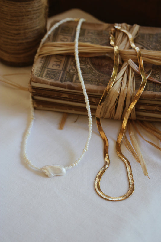 Collar blanco perla alargada