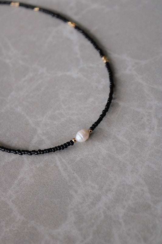 Collar negro con perla de río