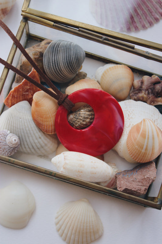 Amuleto fucsia redondo