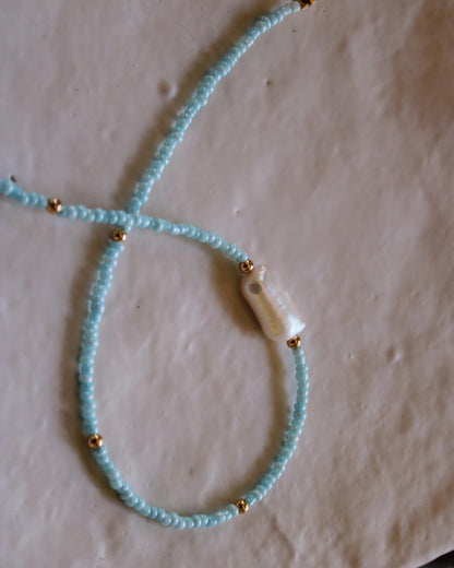 Collar celeste perla alargada