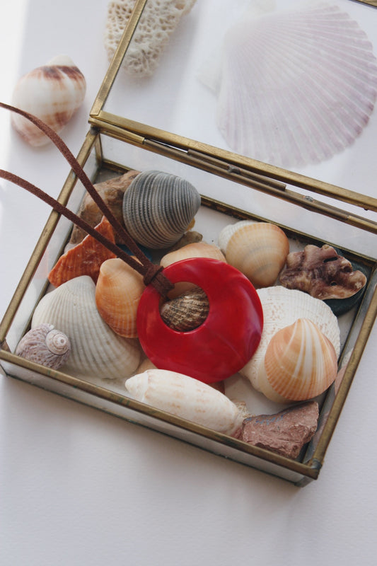 Amuleto fucsia redondo