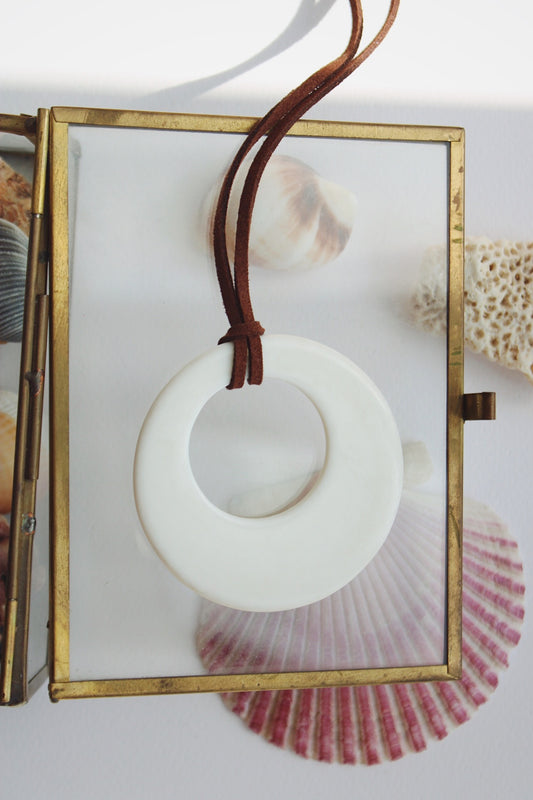 Amuleto blanco redondo