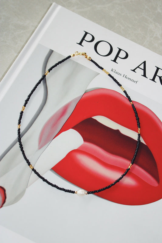 Collar negro con perla de río