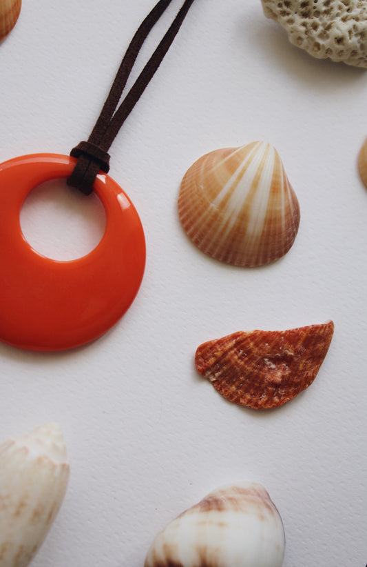 Amuleto naranjo redondo