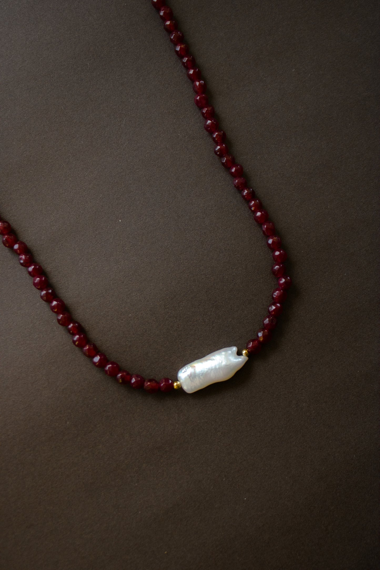 Collar burdeo perla alargada